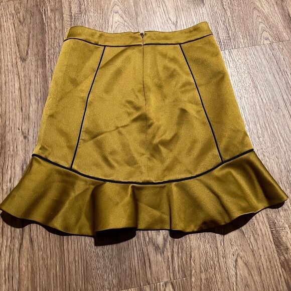 Bcbg MaxAzria  Dark chartreuse ruffle Hem Mini Skirt size xs - Picture 2 of 6